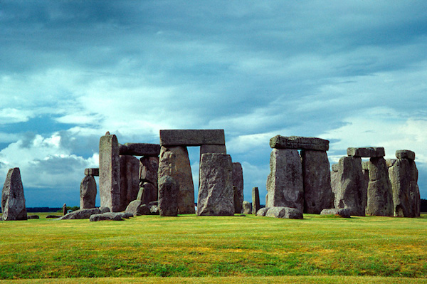 Stonehenge. Licensed under CC BY 2.5 via Wikimedia Commons